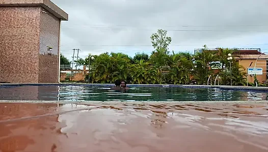 Sperma schwimmen im pool, harter sex im wasser, doppelter orgasmus
