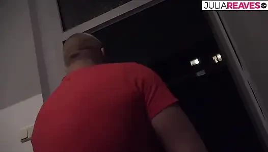 Бабушка стонет, пока массивный член толкает свою киску на камшот