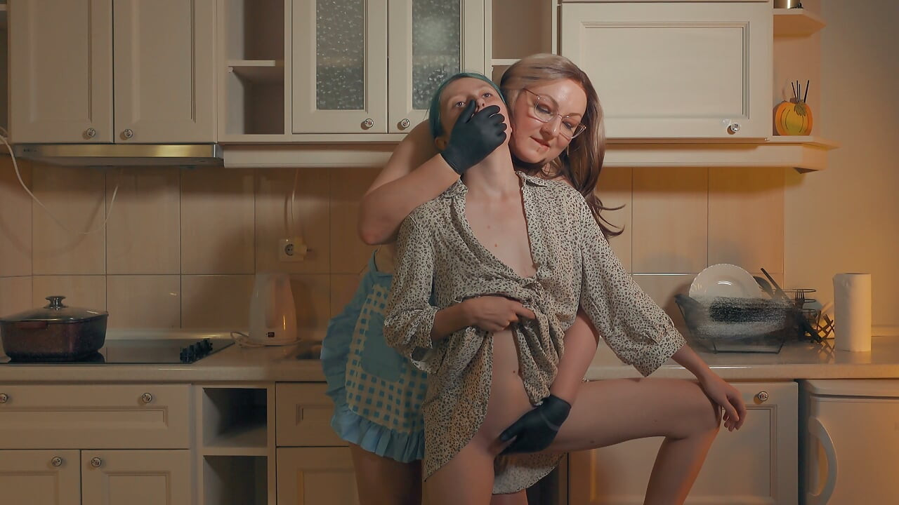 Hand Over Mouth Kitchen Ownership - Tall Stepmom Claims Skinny Stepdaughter