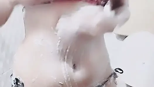 Gadis jomblo lagi mandi