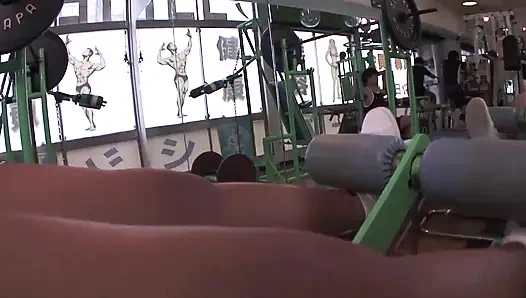 Pelacur melebarkan kaki saat kekasih menyodok memeknya berulang-ulang sampai mani muncrat