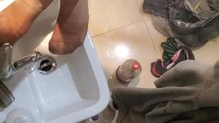 Quick Piss on nylon feet in sink while girlfriend