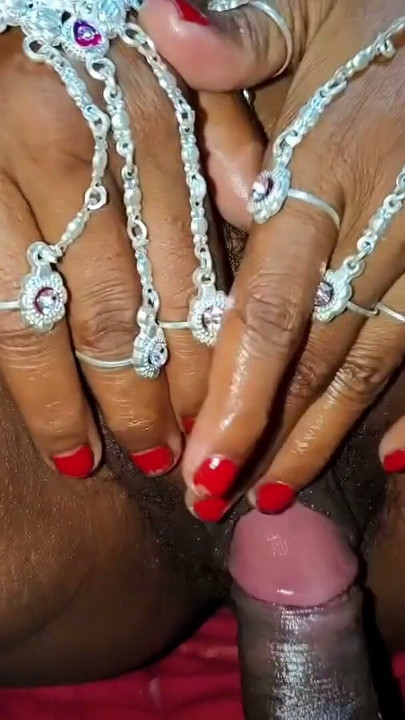 Bangali makan Malkin apne noukar se chudai karwayi.Indian desi village viral sex videos.new married bhabhi ko devar ne choda | Clip 1