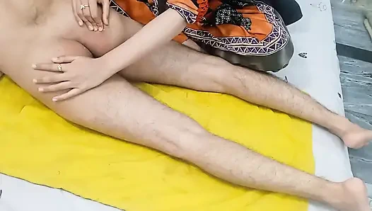 Hintli koca güzel evli kadın büyük yarak masajı ve karısının eline krem boşalması