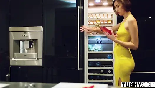 TUSHY эта модель всегда готова к горячему анальному сексу
