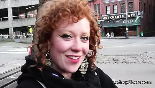 Рыжая волосатая девушка кончает с дилдо