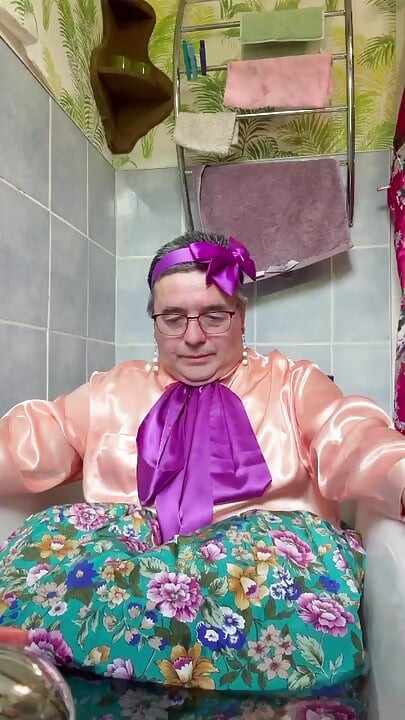 U vintage odjeći sobarice za kupanje potpuno odjevena
