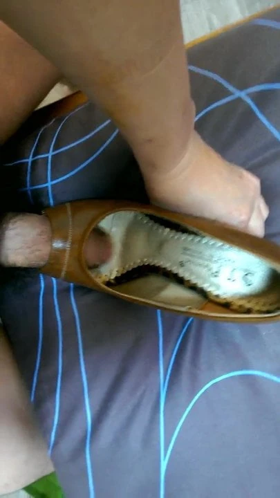 Plaing with neighbor's leopard high heel(no cum)