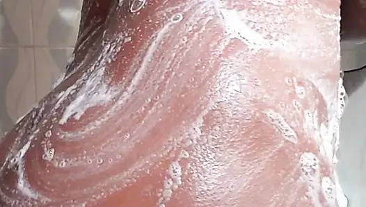 Cewek sange ini lagi asik muasin memeknya di kamar mandi sampai orgasme bergiliran!