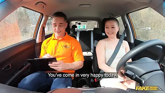 Fake driving school - asiatin lernt, stock zu fahren und nimmt eine große ladung