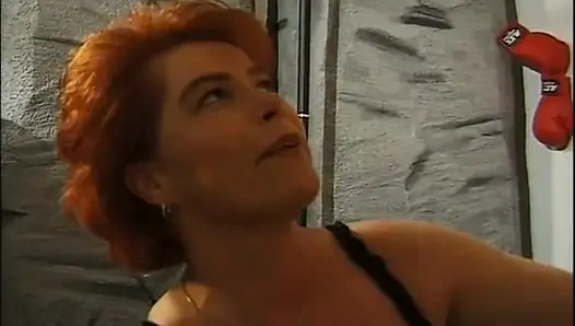 Büyük memeli orta yaşlı seksi kadın genç yarağı seviyor