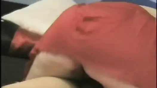 Zwei sexy küken befriedigen sich gegenseitig die muschi