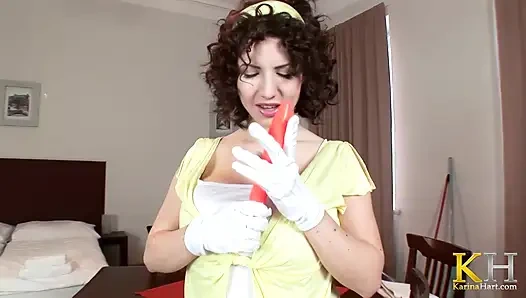 Karina birini ovuyor!