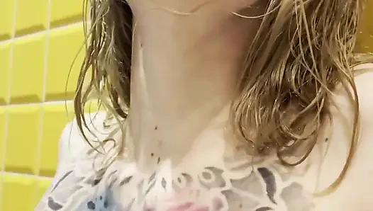 Üvey babam beni banyoda yıkarken yakaladı ve amımı boşalttı. karneli bandi