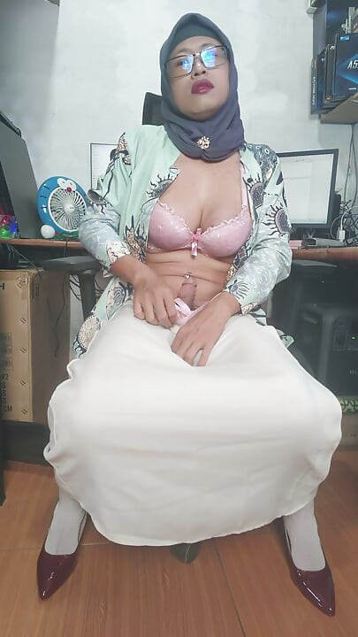 Horny Hijab Shemale Masturbates