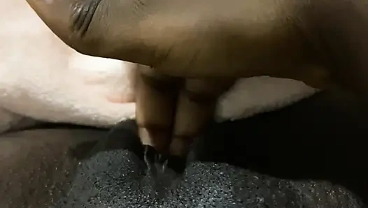 Сексуальная черная крошка мастурбирует соло