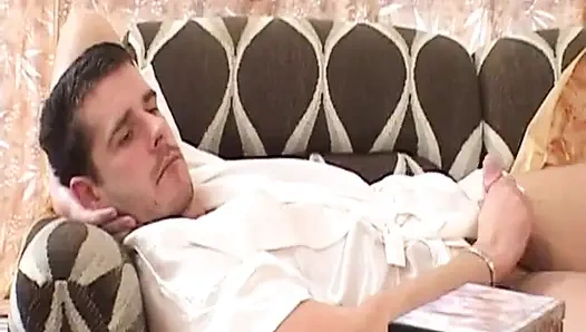 Немецкую блондинку-пуму с натуральными формами трахают в анал в винтажной сцене