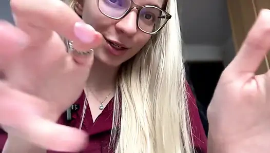 Злой девушка наказывает тебя щекотками АСМР