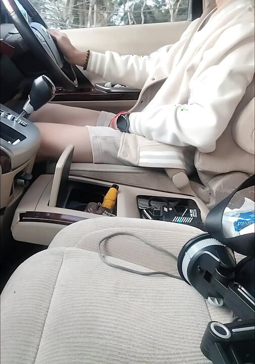Masturbating and cumming while driving, a little more vehicle around