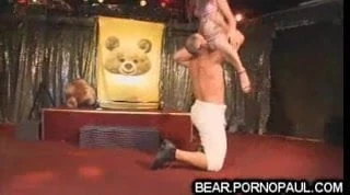Strippers masculinos reciben mamadas en la fiesta