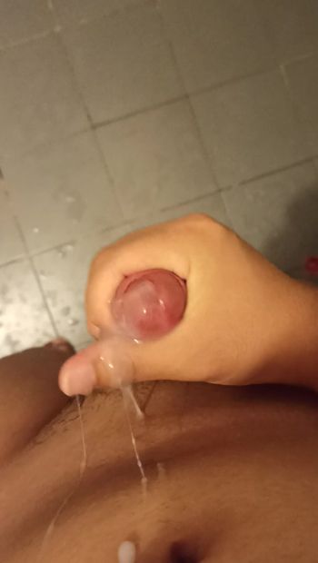W łazience masturbuje się pionowy wytrysk nasienia