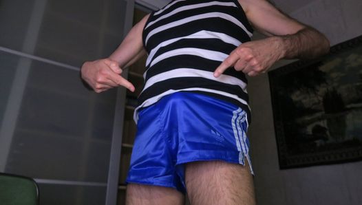 Pantalones cortos de nylon retro Adidas brillantes utilizados en masturbación