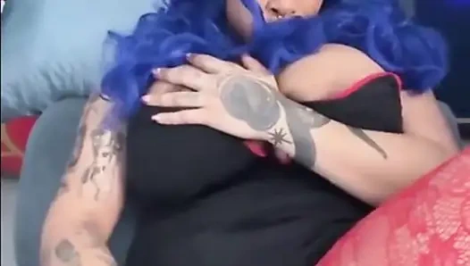 Zenci büyük memeli sevgililer günü elbisesini fışkırtıyor