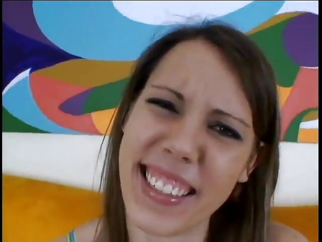 Geile dekhengst in plezier terwijl hij geniet van een pijpbeurt van een sexy kontbabe