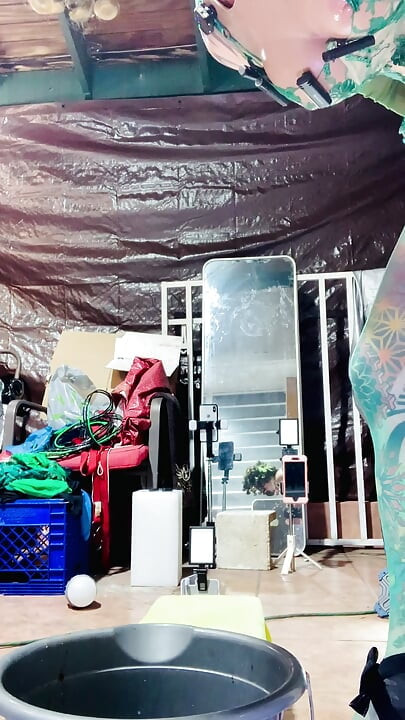 em shemale xinh xắn mang tất xanh lá ngoài trời khoe thân nhảy nhót cắm sâu cây dương vật giả vào hậu môn