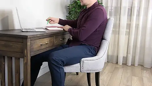 Sex im büro nach einem arbeitstag! Junge blondine lutscht einen riesigen schwanz und fickt auf dem tisch!