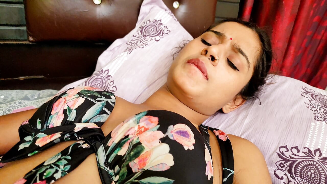 Indijski Desi Sasur Bahu hardcore seks u krevetu sa lizanjem ružičaste pičke sa starijim muškarcem