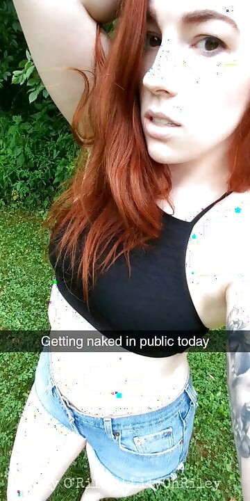 أحمر الشعر الاستعراضي يقذف بقوة في الحديقة