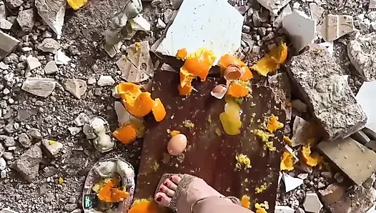 Topuklu ayakkabı altında ezildi