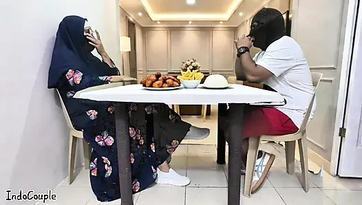 Учительница мусульманской школы в хиджабе идёт на свидание со звёздами