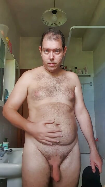 Completamente desnuda con sombrero