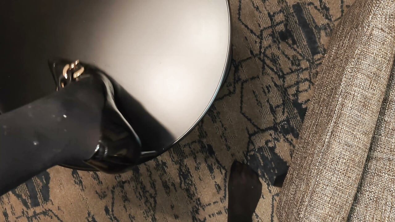 Transwestyta rżnie się w pokoju hotelowym i spuszcza na pończochy i szpilki