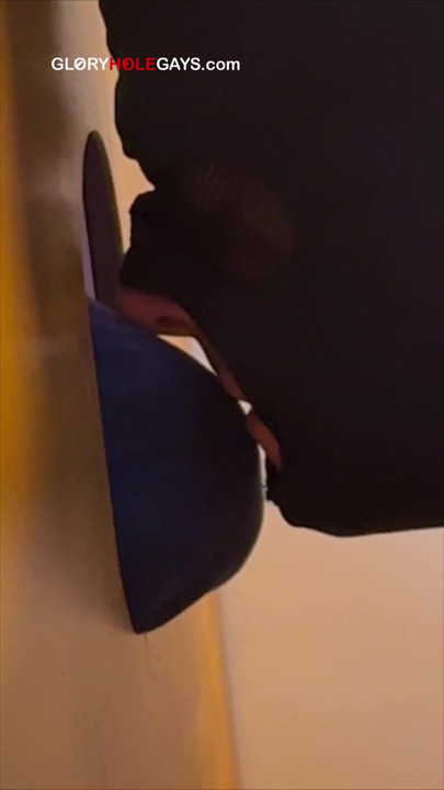 Mladi 25-godišnjak na gloryholeu, njegova guza na rupi