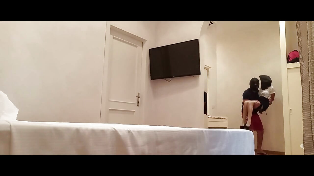 Çoraplı ve topuklu orta yaşlı seksi kadın, bağlı ve sikiliyor