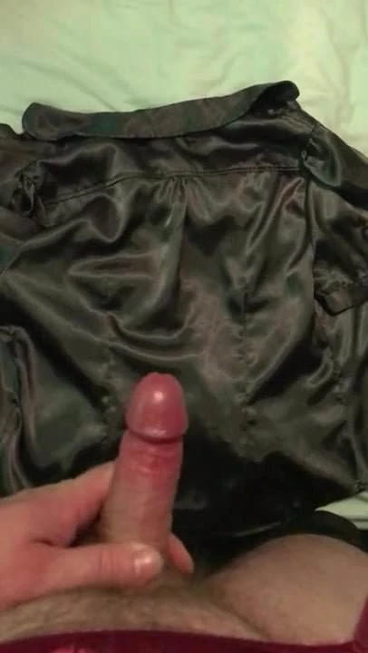 Kom klaar op een satijnen blouse