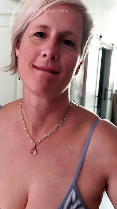 Une MILF excitée convainc son plombier de se déshabillér les trous