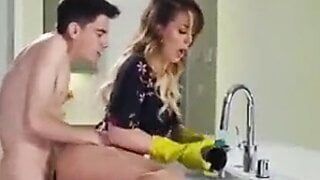Jordi uprawia szalony seks ze swoją macochą w kuchni
