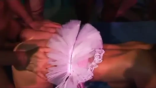 Geile brünette MILf wird tief gefistet in wilder gangbang-orgie