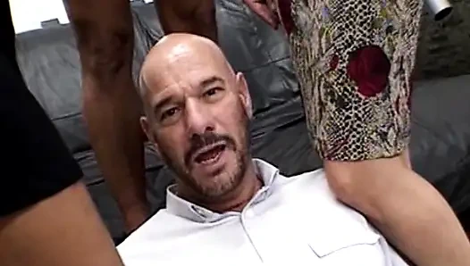 Sesi fetish kaki liar tante seksi rambut pirang ini dientot habis-habisan sampai mengerang keenakan