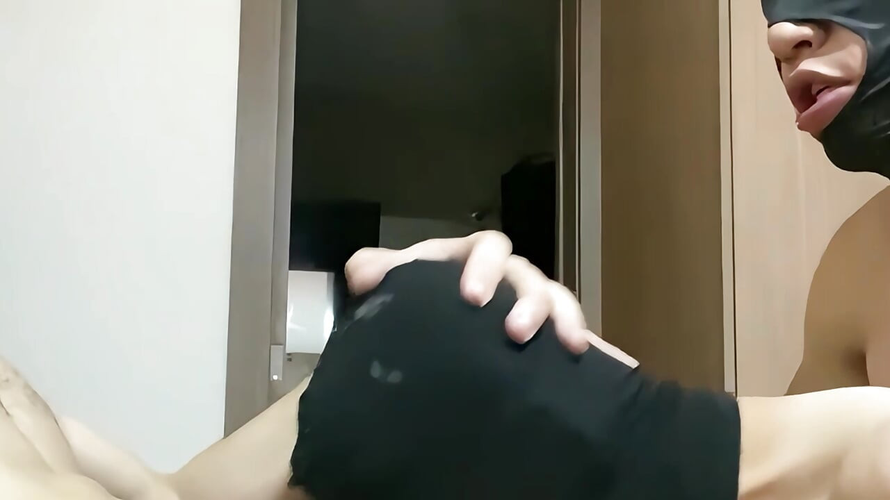 Aku lagi asik nyepong pasangan ini dengan mainan seks favoritnya