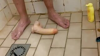 Nederlandse homo in de douche met dildo