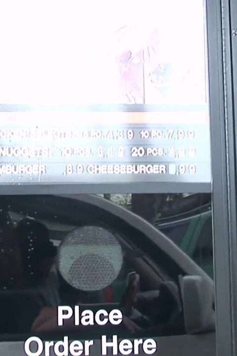 女孩在快餐驱动器上完全玩弄自己