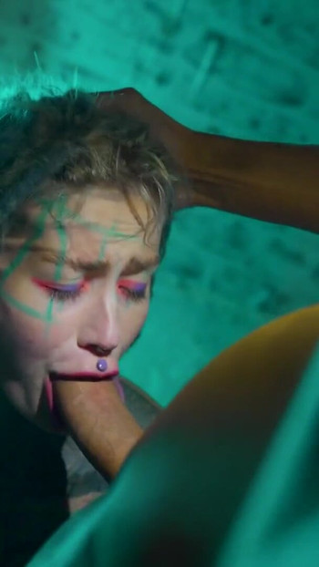 A BWC biztonsági szolgálata rajtakapott egy tetovált lányt, aki olyan jól megbassza a punciját, hogy megbassza az ANAL-ját | 1. klip