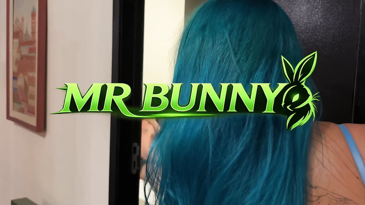 諾維尼亞在房間裡撿到了她的朋友，最後把他們交給了他們
