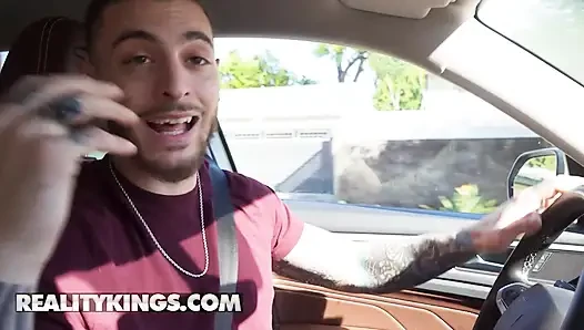Reality kings - güzel luna luxe özensiz sakso ve ateşli yarak sürme ile yaramaz performansına katlediyor