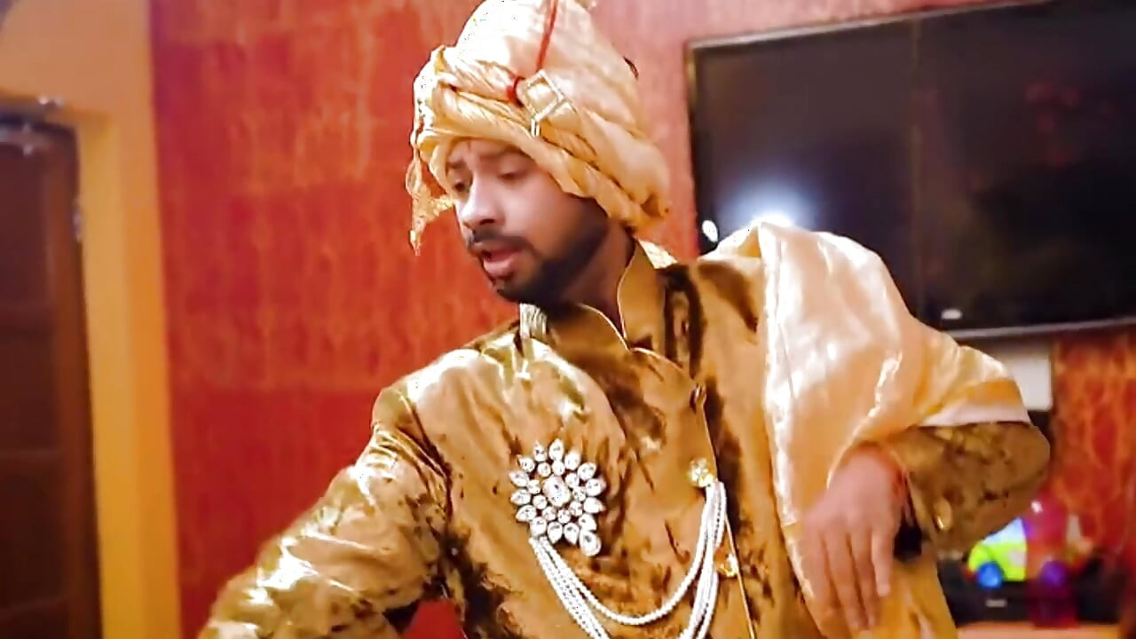 Raja ne naukrani ko sona dekar khusi khusi chod diya